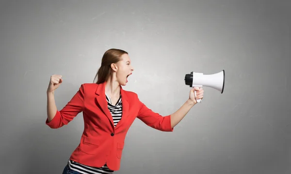 Frau macht laute Ansage. Gemischte Medien — Stockfoto