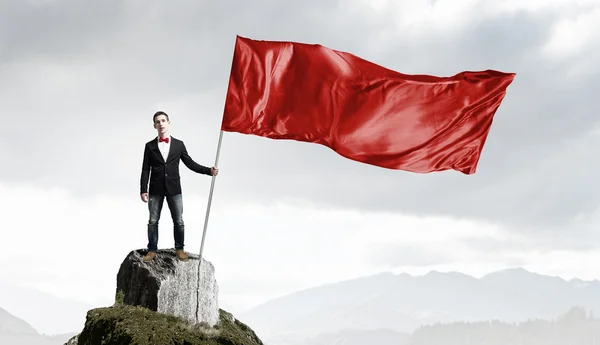 Mann mit roter Fahne. Gemischte Medien — Stockfoto