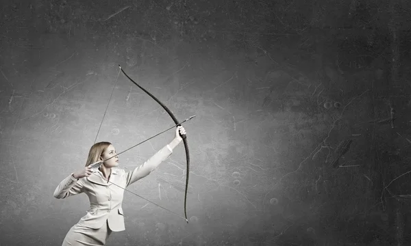 Mujer apuntando a su objetivo. Medios mixtos — Foto de Stock