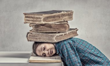 Sınavlarına hazırlanıyor. Karışık teknik