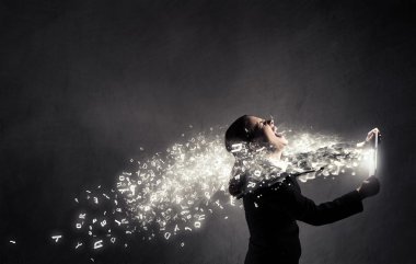 Tablet pc ile bir kadın. Karışık teknik