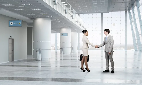 Dwóch partnerów biznesowych drżenie rąk. Techniki mieszane — Zdjęcie stockowe