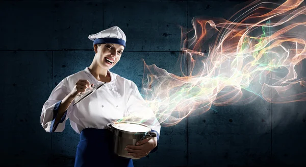 Als Köchin ist sie Zauberin. Gemischte Medien — Stockfoto