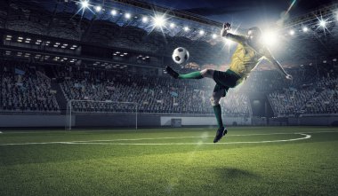 İleri futbolcu. Karışık teknik