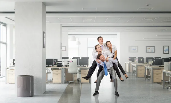 Mensen uit het bedrijfsleven hebben breken in office. Mixed media — Stockfoto