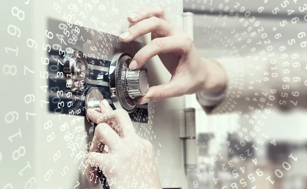 Mujer abierta a salvo. Medios mixtos — Foto de Stock