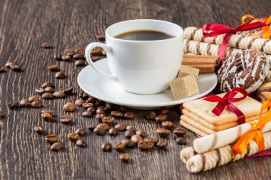 Bisküvi ve kahve masada