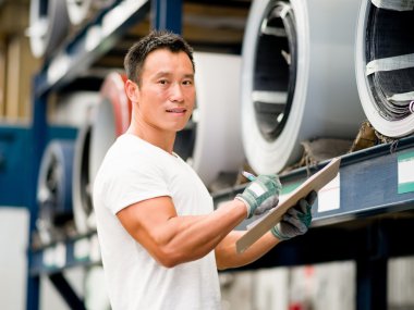 Asya işçi fabrikada üretim tesisi