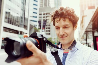 Erkek fotoğrafçı alarak resim