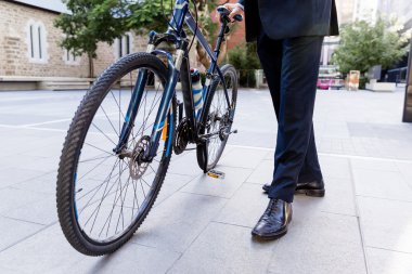 Başarılı bir iş adamı binicilik bisiklet