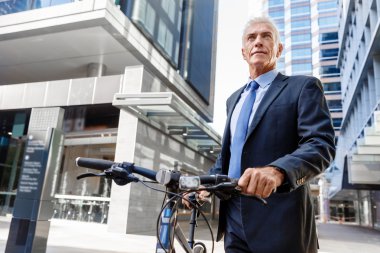 Başarılı bir iş adamı binicilik bisiklet