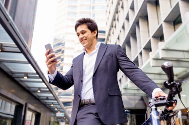 Başarılı bir iş adamı binicilik bisiklet