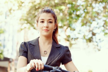 Genç kadın üzerinde bisiklet commuting