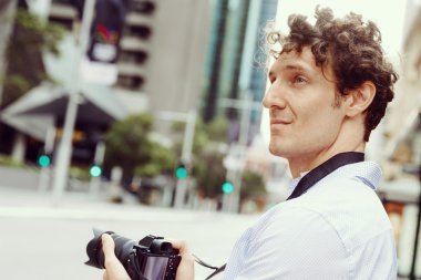 Erkek fotoğrafçı alarak resim