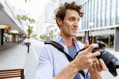 Erkek fotoğrafçı alarak resim