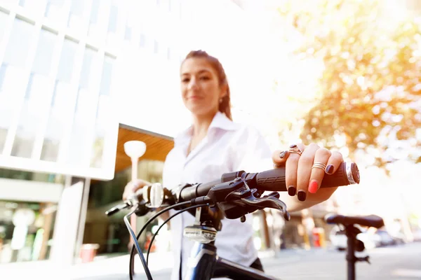 Porträt einer glücklichen jungen Radfahrerin — Stockfoto