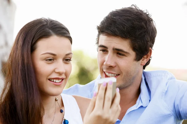 Young couple in the park — Stock Photo, Image