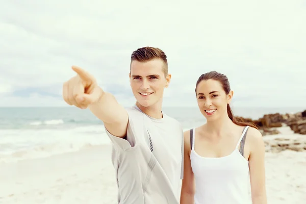 함께 해변에 서 있는 선수의 커플 — 스톡 사진