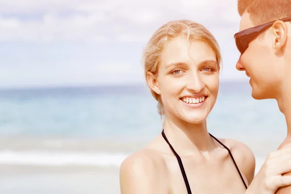 Romantique jeune couple sur la plage — Photo