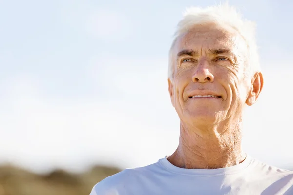 Man die op strand in sport slijtage — Stockfoto