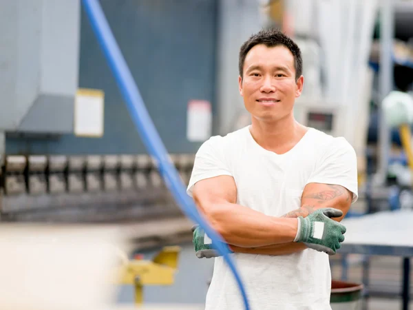 Asiatiska arbetstagare i produktionsanläggning på fabriksgolvet — Stockfoto