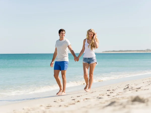 Romântico jovem casal na praia — Fotografia de Stock