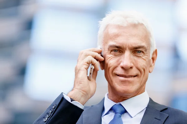 Portret van een zelfverzekerde zakenman buiten — Stockfoto