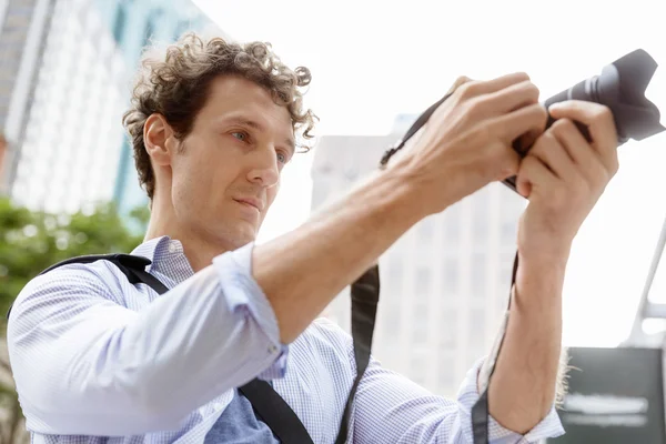 Fotógrafo masculino tomando fotos — Foto de Stock