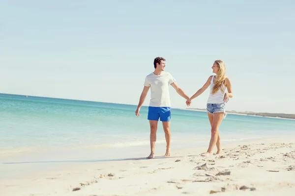 Romantische jonge paar op het strand — Stockfoto