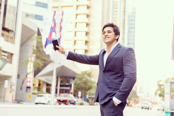 Retrato de empresario confiado al aire libre — Foto de Stock