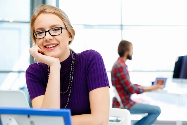 Mujer de negocios creativa en la oficina —  Fotos de Stock