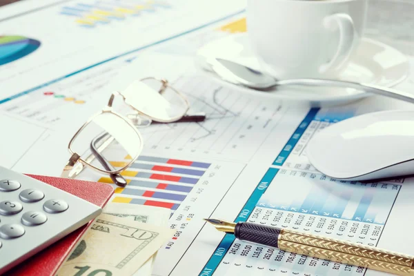 Finanzdiagramme und Diagramme liegen auf dem Tisch — Stockfoto