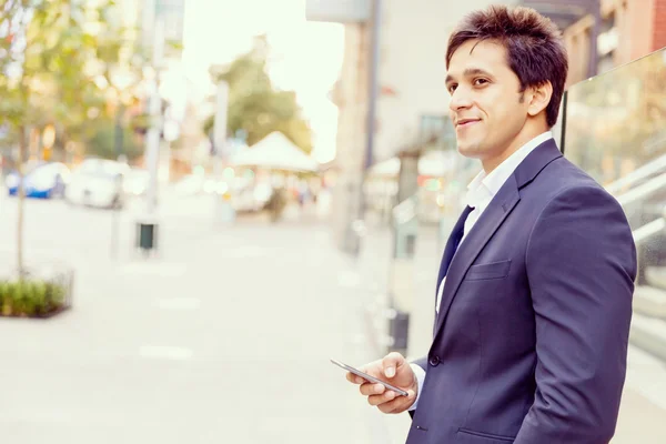 Retrato de empresario confiado al aire libre — Foto de Stock