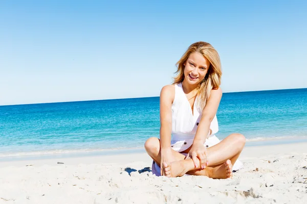 Jonge vrouw ontspannen op het strand — Stockfoto