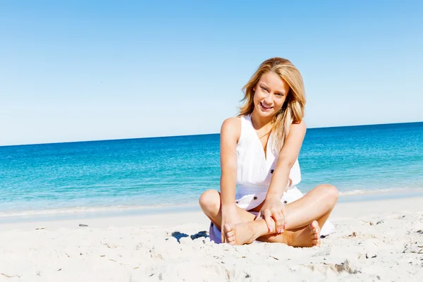 Junge Frau entspannt am Strand — Stockfoto