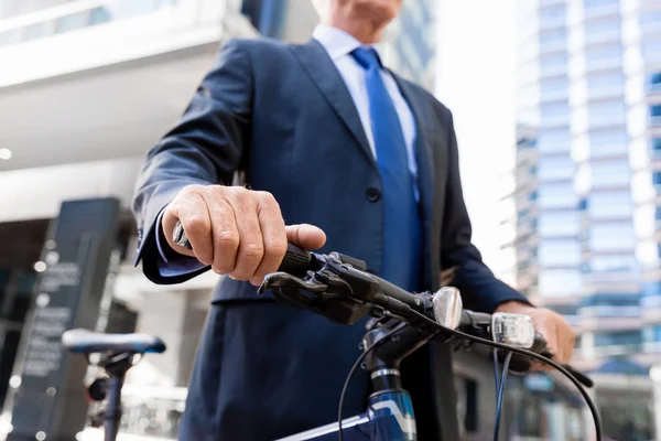 Bem sucedido empresário andar de bicicleta — Fotografia de Stock