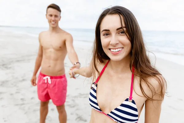 Pareja joven romántica en la playa — Foto de Stock