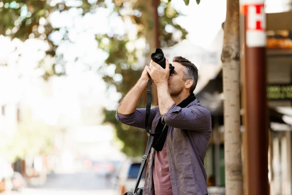 Männlicher Fotograf beim Fotografieren — Stockfoto