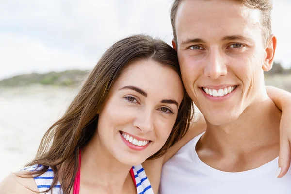 Romantisches junges Paar am Strand — Stockfoto