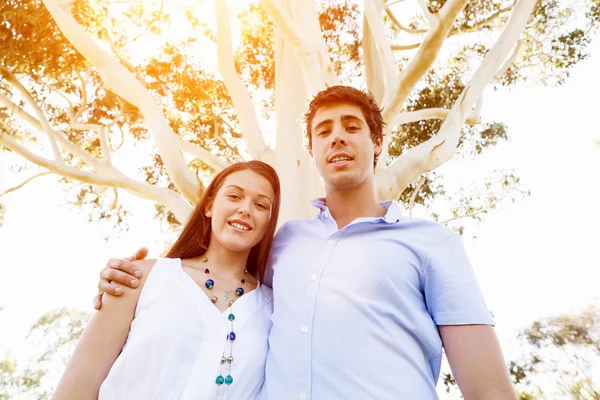 Jeune couple dans le parc — Photo