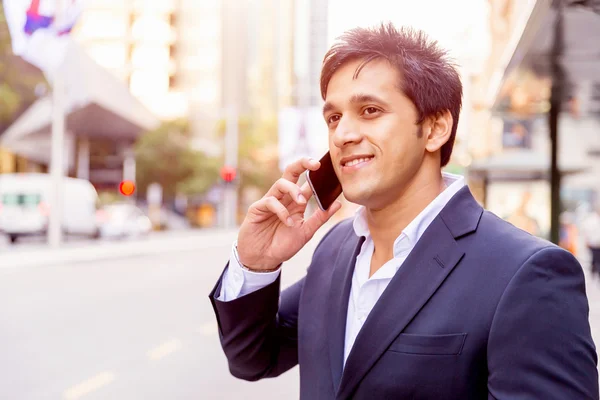 Retrato de empresario confiado al aire libre — Foto de Stock