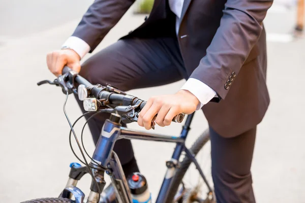 Успішний бізнесмен їзда на велосипеді — стокове фото