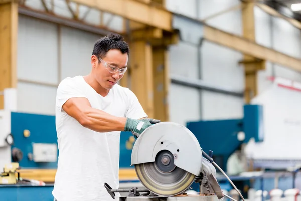 Asian worker in production plant on the factory floor — Stock Photo, Image