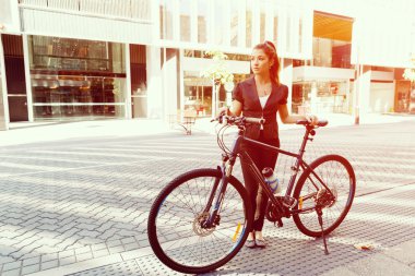 Genç kadın üzerinde bisiklet commuting