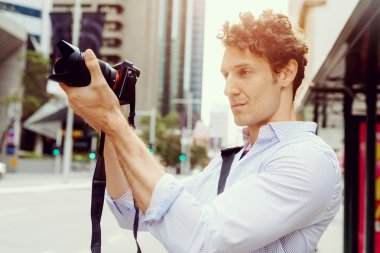 Erkek fotoğrafçı alarak resim