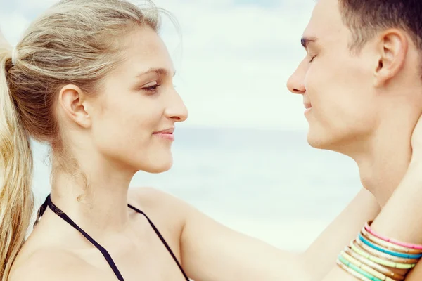 Romantische jonge paar op het strand — Stockfoto