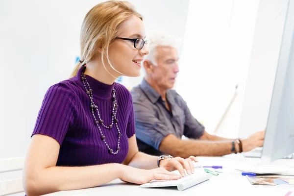 Creatieve zakenvrouw in office — Stockfoto