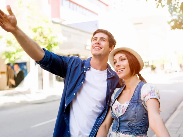 Happy couple in city with bike — Stock Photo, Image