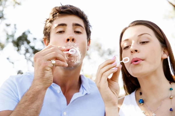 Pareja en el parque — Foto de Stock