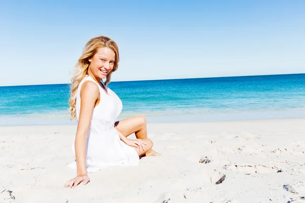 Jonge vrouw ontspannen op het strand — Stockfoto